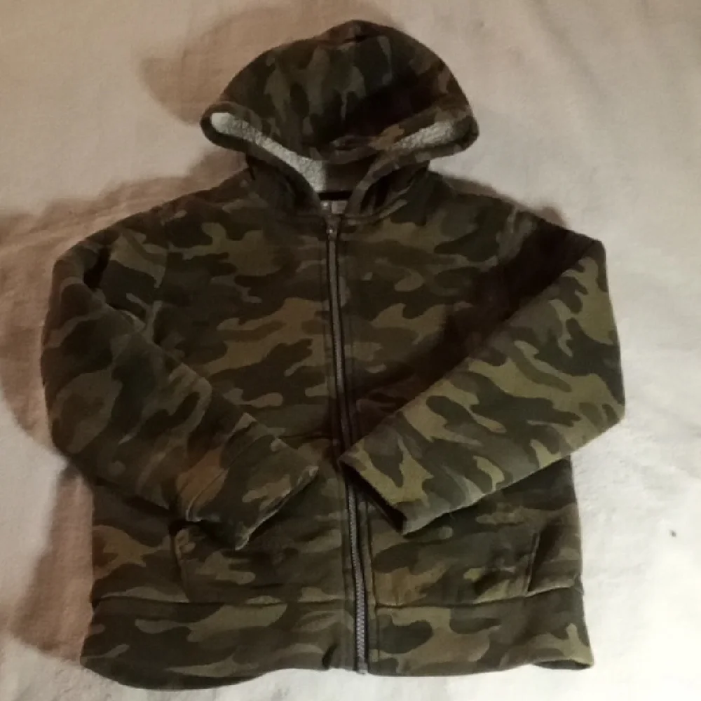Old Navy Green Camouflage Kids Hoodie SIZE MEDIUM 8